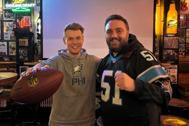 Die Gastronomen Jannik Valtin und Anil Adalan stimmen sich in Football-Kleidung für ihre gemeinsame Super-Bowl-Party im Recklinghäuser ein