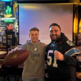 Die Gastronomen Jannik Valtin und Anil Adalan stimmen sich in Football-Kleidung für ihre gemeinsame Super-Bowl-Party im Recklinghäuser ein