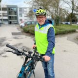 Burkhard Tiessen steht neben seinem Fahrrad.