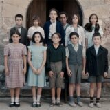 Klassenfoto mit Antoni Benaiges (Enric Auquer)in einer Szene des Films «Der Lehrer, der uns das Meer versprach» (undatierte Filmszene). Der Film kommt am 06.02.2025 in die deutschen Kinos. (zu dpa-Kinostarts) +++ dpa-Bildfunk +++