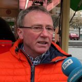 Ein Mann spricht auf dem Hansaplatz in Dortmund in ein Mikrofon.