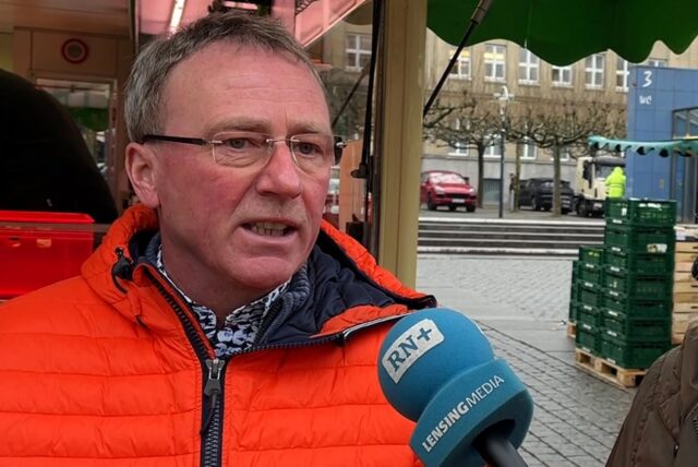 Ein Mann spricht auf dem Hansaplatz in Dortmund in ein Mikrofon.