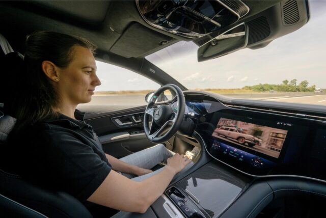 Ein Auto mit spezieller Ausstattung für autonomes Fahren.