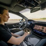 Ein Auto mit spezieller Ausstattung für autonomes Fahren.