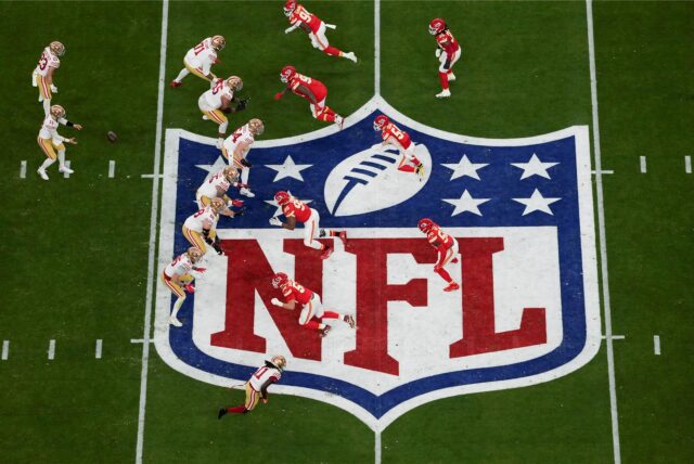NFL-Spieler auf einem Football-Feld aus der Vogelperspektive.