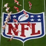 NFL-Spieler auf einem Football-Feld aus der Vogelperspektive.