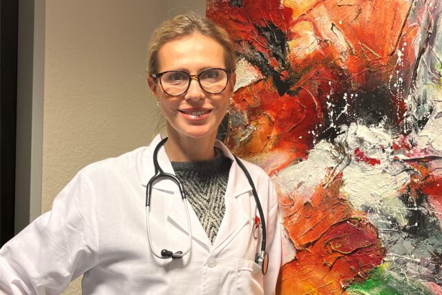 Ärztin Julia Bachmann vor einem Kunstwerk