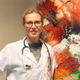 Ärztin Julia Bachmann vor einem Kunstwerk