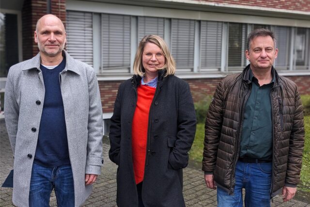 ASD-Abteilungsleiter Tobias Klempel, Erste Beigeordnete Nina Laubenthal und Jugendamtsleiter Stefan Breuer stehen vor dem Dorstener Rathaus.