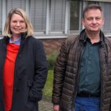 ASD-Abteilungsleiter Tobias Klempel, Erste Beigeordnete Nina Laubenthal und Jugendamtsleiter Stefan Breuer stehen vor dem Dorstener Rathaus.
