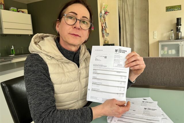 llya Sibel Parzy aus Haltern zeigt ihren Grundsteuerbescheid.