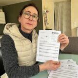 llya Sibel Parzy aus Haltern zeigt ihren Grundsteuerbescheid.