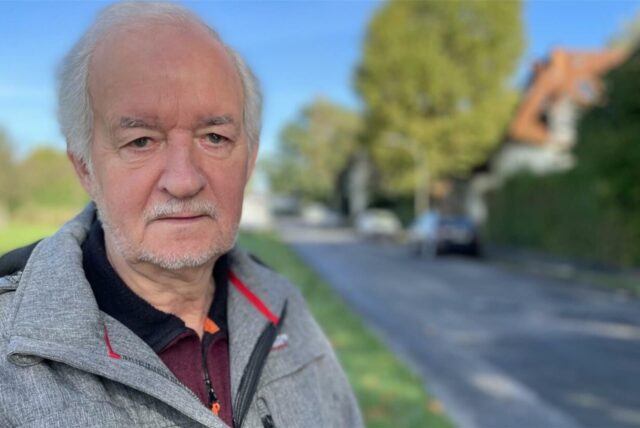 Der Anwohner Wolfgang Weiß steht an der Straße Erlenkamp in Dortmund-Oestrich. Er wünscht sich hier eine Verkehrsberuhigung.