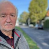 Der Anwohner Wolfgang Weiß steht an der Straße Erlenkamp in Dortmund-Oestrich. Er wünscht sich hier eine Verkehrsberuhigung.