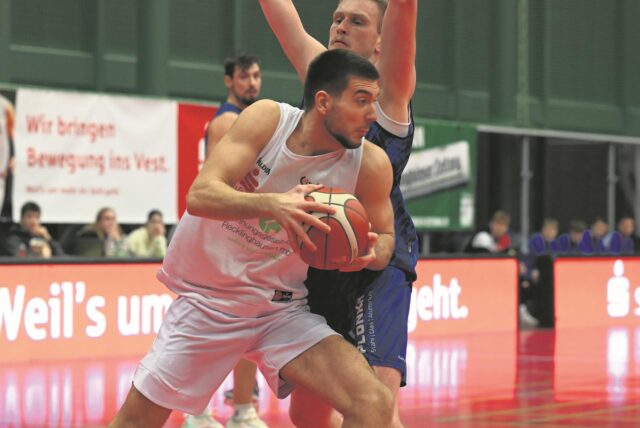 Adi Kocan (Citybasket Recklinghausen) in einer Zweikampfszene.