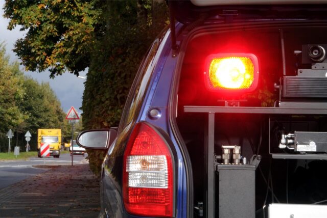 Radarfalle im Heck eines Autos Blitzer