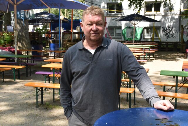 Wirt Klaus Erdmann beklagt höhere Kosten für den Betrieb seines Fußball-Biergartens im Westpark.
