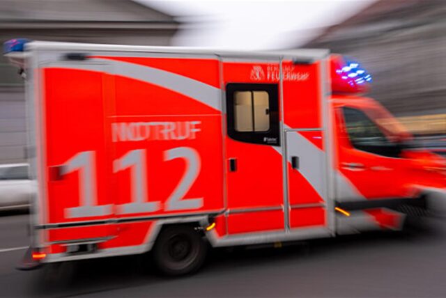 Ein Rettungswagen fährt mit Blaulicht.