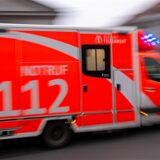 Ein Rettungswagen fährt mit Blaulicht.