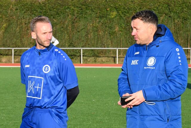 Maximilian Marx und Marcel Kirch sprechen auf dem Platz miteinander