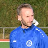 Maximilian Marx und Marcel Kirch sprechen auf dem Platz miteinander
