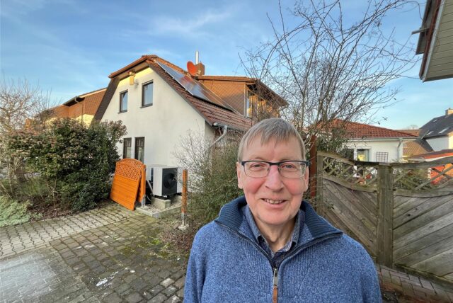 Ferdinand Dillkötter steht vor seinem Haus in Bergkamen, das über eine PV-Anlage und Luft-Wärme-Pumpe verfügt.
