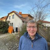 Ferdinand Dillkötter steht vor seinem Haus in Bergkamen, das über eine PV-Anlage und Luft-Wärme-Pumpe verfügt.