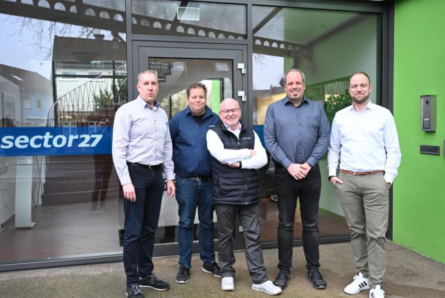 Die Geschäftsführer und Leiter von Sector 27 stehen vor der Niederlassung in Dorsten: Thorsten Heyming, technischer Leiter IT-Infrastruktur, Christoph Hundenborn, Geschäftsführer, Harald Kiy, Geschäftsführer, Jens Tintrup, techn. Leiter Rechenzentrum und Mobility, Bernhard Husse, Kaufm. Leitung)