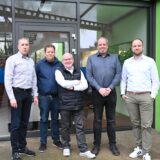 Die Geschäftsführer und Leiter von Sector 27 stehen vor der Niederlassung in Dorsten: Thorsten Heyming, technischer Leiter IT-Infrastruktur, Christoph Hundenborn, Geschäftsführer, Harald Kiy, Geschäftsführer, Jens Tintrup, techn. Leiter Rechenzentrum und Mobility, Bernhard Husse, Kaufm. Leitung)
