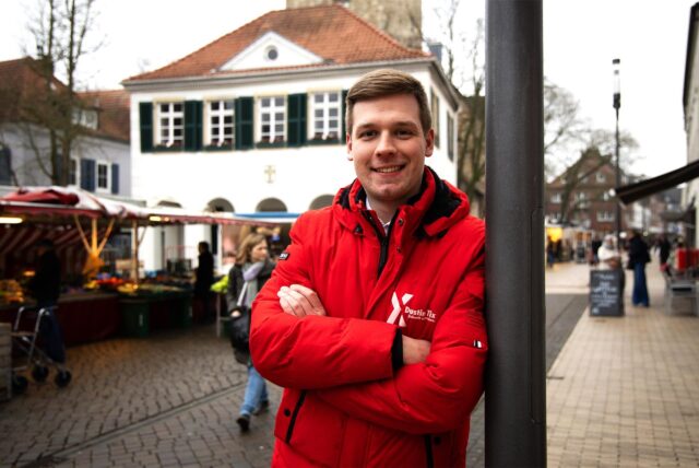 Dustin Tix lehnt auf dem Marktplatz in Dorsten an einem Laternenpfahl.