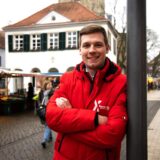 Dustin Tix lehnt auf dem Marktplatz in Dorsten an einem Laternenpfahl.