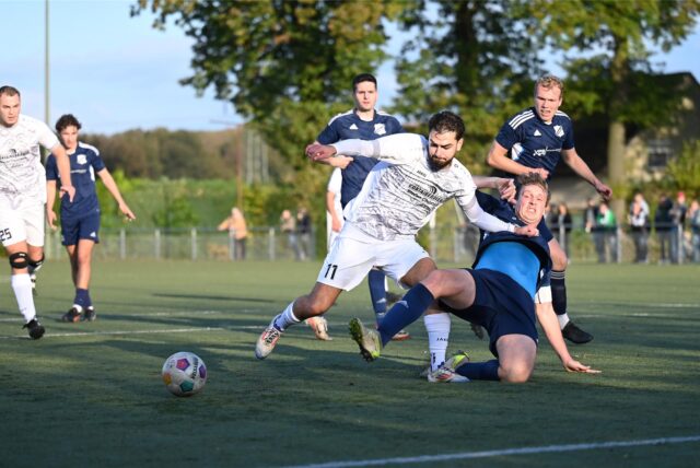 Mert Tirkiz vom FC 26 Erkenschwick und Markus Krüger von der SG Titania/Rot-Weiß Erkenschwick kämpfen um den Ball.