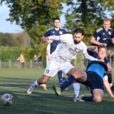 Mert Tirkiz vom FC 26 Erkenschwick und Markus Krüger von der SG Titania/Rot-Weiß Erkenschwick kämpfen um den Ball.