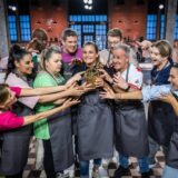 Ella Endlich, Senna Gammour, Manuela Wisbeck, Steffen Groth, Nadine Angerer, Bruce Darnell, Maxi Gstettenbauer, Pierre Littbarski, Vincent Gross, Amira Aly, die Teilnehmer von „Das große Promibacken 2025“, blicken auf den goldenen Cupcake, den der Gewinner mit nach Hause nimmt.