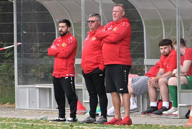 Muss Trainer Sascha Hippler am Sonntag zum Saison-Restart gegen den SSC Recklinghausen selbst ins Trikot der Spvgg. Erkenschwick II schlüpfen?