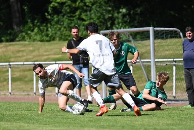 In dieser Szene erkämpft Spvgg.-Kapitän Mehmet-Akif Özdemir (l.) den Ball an der rechten Außenseite und bereitet so das 0:1 vor.