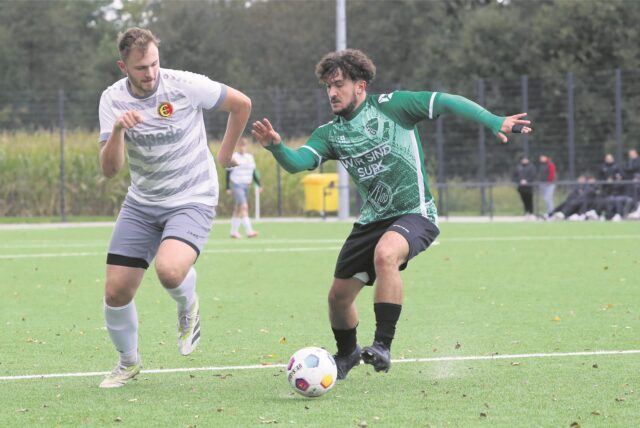 Erik Rottmann (SG Suderwich) sichert den Ball vor einem Gegenspieler ab.