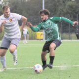 Erik Rottmann (SG Suderwich) sichert den Ball vor einem Gegenspieler ab.
