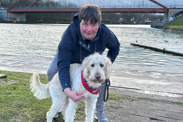 Stefanie Zitzkat und Barney am Dattelner Hafen