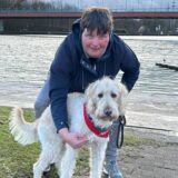 Stefanie Zitzkat und Barney am Dattelner Hafen