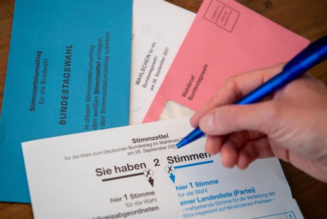 Briefwahlunterlagen zur Bundestagswahl 2025, die in Herten ab dem 8. Februar 2025 im Rathaus abgegeben werden können. (Symbolbild)