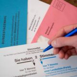 Briefwahlunterlagen zur Bundestagswahl 2025, die in Herten ab dem 8. Februar 2025 im Rathaus abgegeben werden können. (Symbolbild)