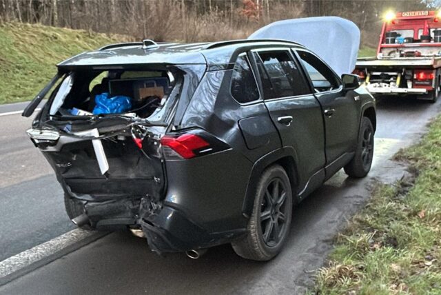 Ein schwarzer Kombi mit eingedrücktem Kofferraum nach einem Unfall