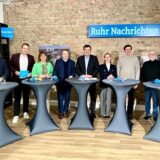 Die Wahlarena zur Bundestagswahl 2025 mit den Moderatoren Fabian Hollenhorst (Ruhr Nachrichten) und Alexander Spieß (Recklinghäuser Zeitung) in der Redaktion in Castrop-Rauxel: An diesen Tischen diskutieren die Direktkandidaten miteinander.
