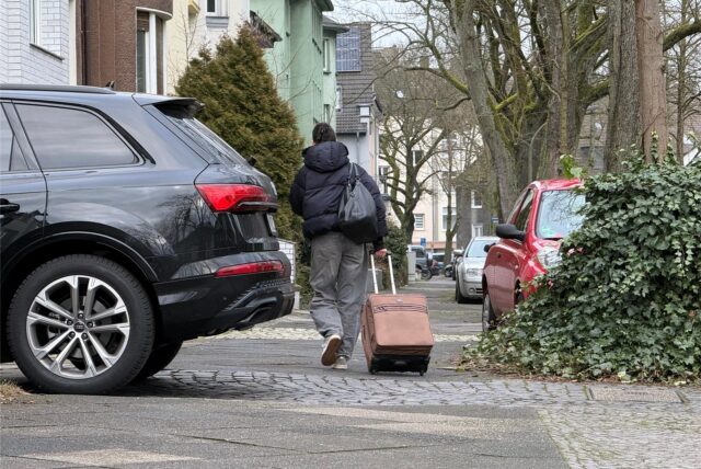 Eine Frau verlässt das Evakuierungsgebiet in Dortmund aufgrund eines Bombenfunds.