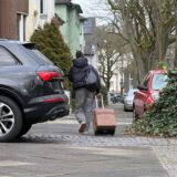Eine Frau verlässt das Evakuierungsgebiet in Dortmund aufgrund eines Bombenfunds.