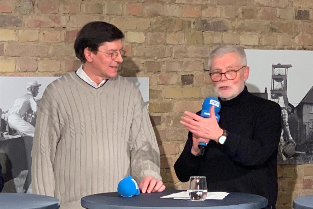 Andreas Grün (Freie Wähler) und Erich Burmeister (Die Linke, r.) bei der Wahlarena von Recklinghäuser Zeitung, Ruhr Nachrichten und Waltroper Zeitung am 6.2.2025.