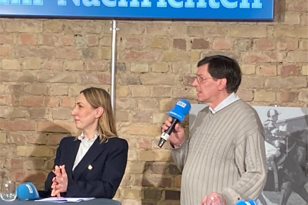 Anna Rathert (AfD) und Andreas Grün (Freie Wähler) bei der Wahlarena von Recklinghäuser Zeitung, Ruhr Nachrichten und Waltroper Zeitung am 6.2.2025.