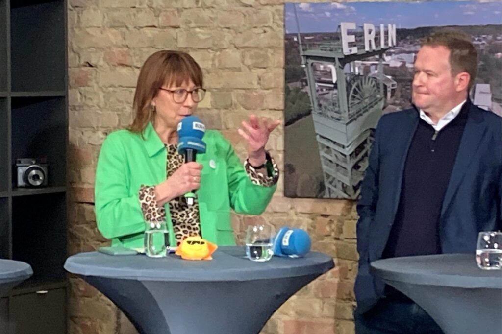 Regina Weyer (Grüne) und Frank Schwabe (SPD) bei der Wahlarena von Ruhr Nachrichten, Recklinghäuser und Waltroper Zeitung am 6.2.2025.