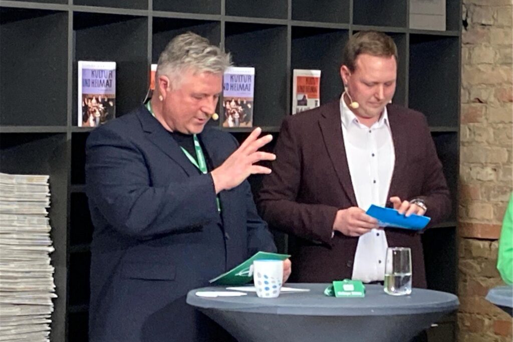 Moderatoren Alexander Spieß und Fabian Hollenhorst (r.) bei der Wahlarena von Ruhr Nachrichten, Recklinghäuser und Waltroper Zeitung am 6.2.2025.